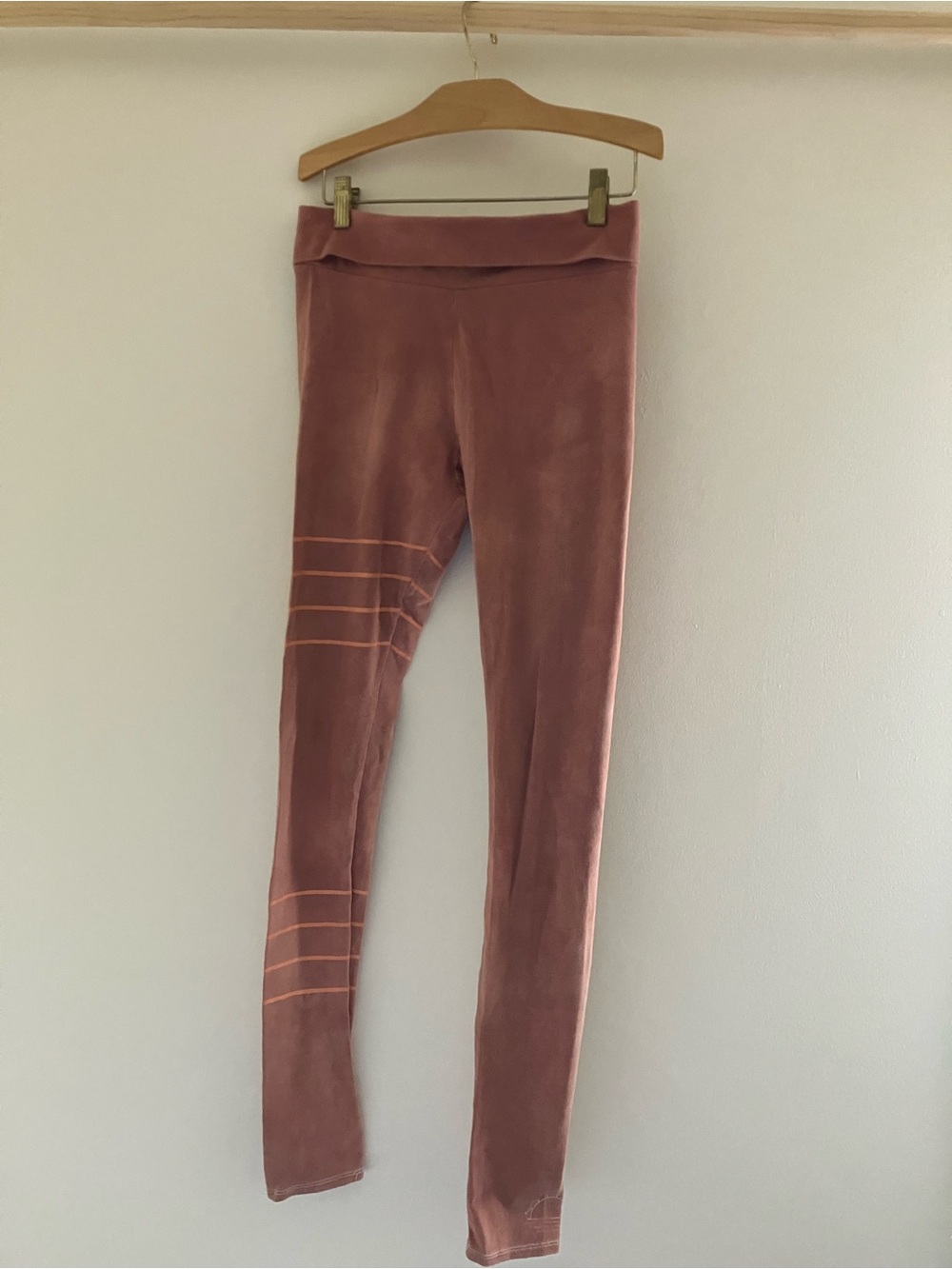 High-Waist Mauve Leggings with Subtle Stripe Detail